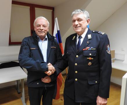 Na skupščini  Gasilske zveze  so izročili županu Francu Čebulju  jakno_kot poveljniku Civilne zaščite